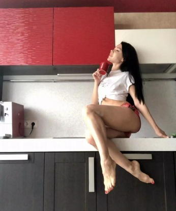 💋 Я создам незабываемую атмосферу нашей встречи, где ты сможешь полностью расслабиться и получить невероятное наслаждение. 😍 У меня много возможностей, чтобы удовлетворить тебя, и я гарантирую, что ты останешься доволен нашими играми. 😈 Также у меня есть отличные отзывы от предыдущих клиентов, которые оценили мои услуги. 🌟 Если ты хочешь узнать больше о моих фото и дополнительных услугах, пиши мне прямо сейчас! 💕 Тебя ждет незабываемый опыт в Москве! 🌆 Кристина